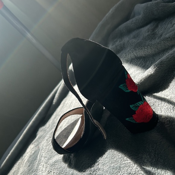 Heels - Picture 2 of 2